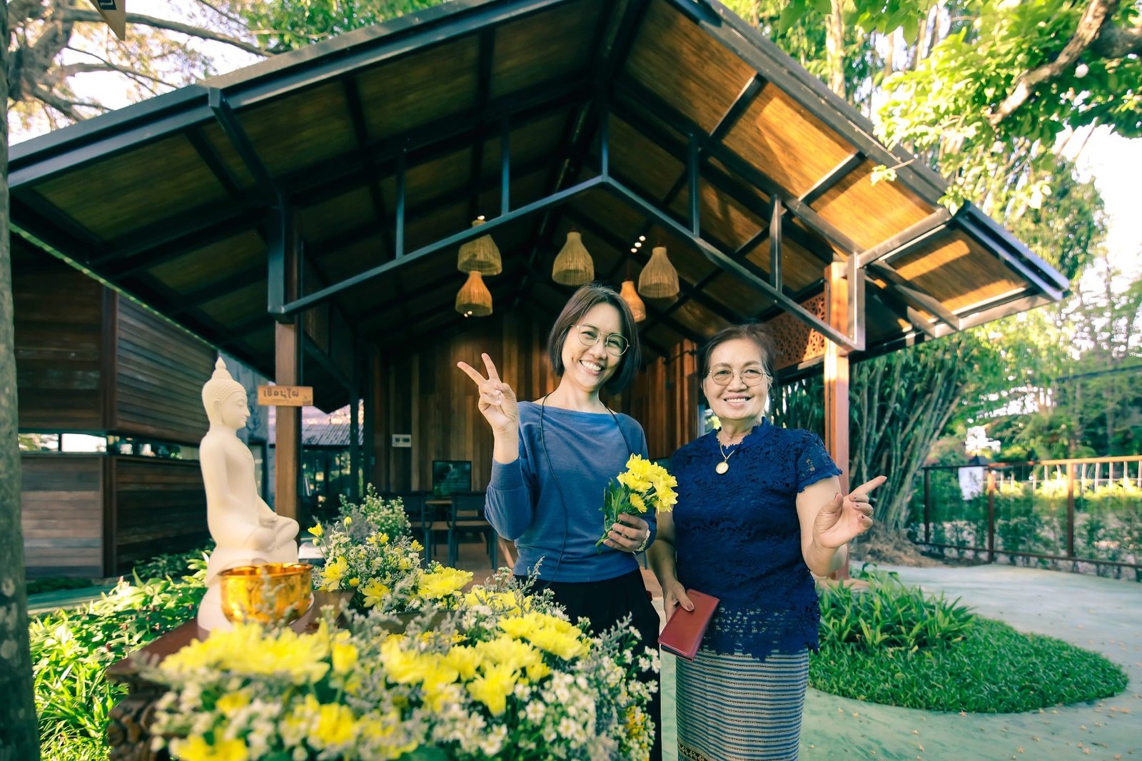 ภาพปกร้านคดข้าวพร้อมบรรยากาศหน้าร้าน