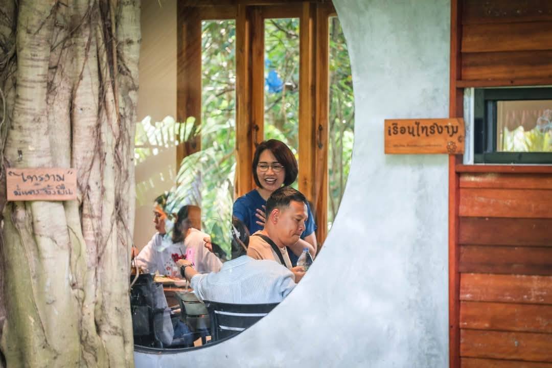 Khot Khao restaurant atmosphere 13
