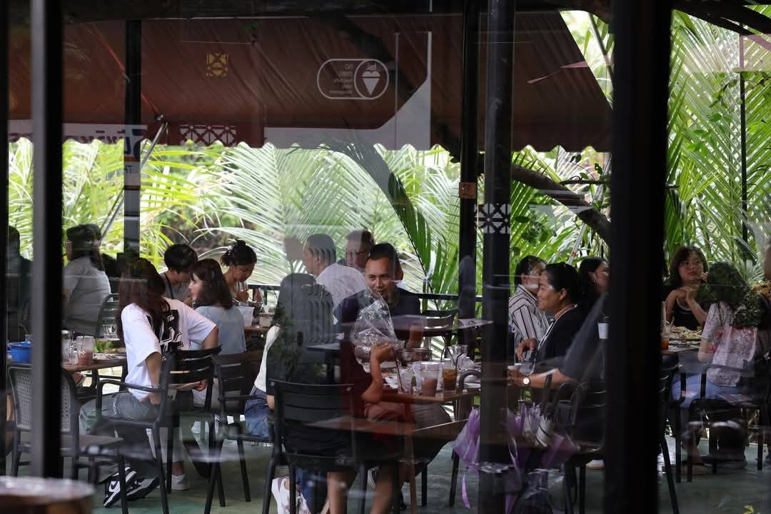 Khot Khao restaurant atmosphere 14