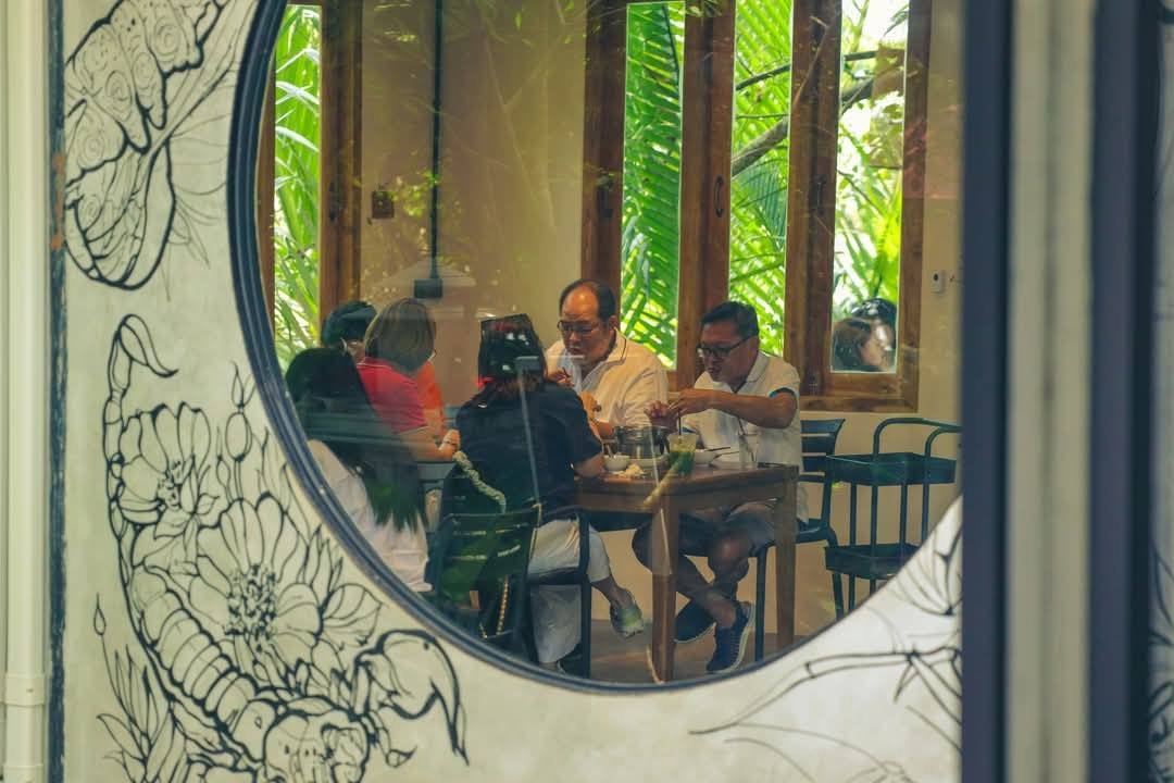 Khot Khao restaurant atmosphere 17